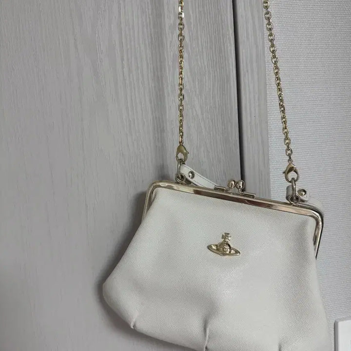 [BUNJANG] Vivienne Westwood White Hook Bag Gold Hardware Rare Item / 비비안웨스트우드 복조리백 화이트 금장 레어템