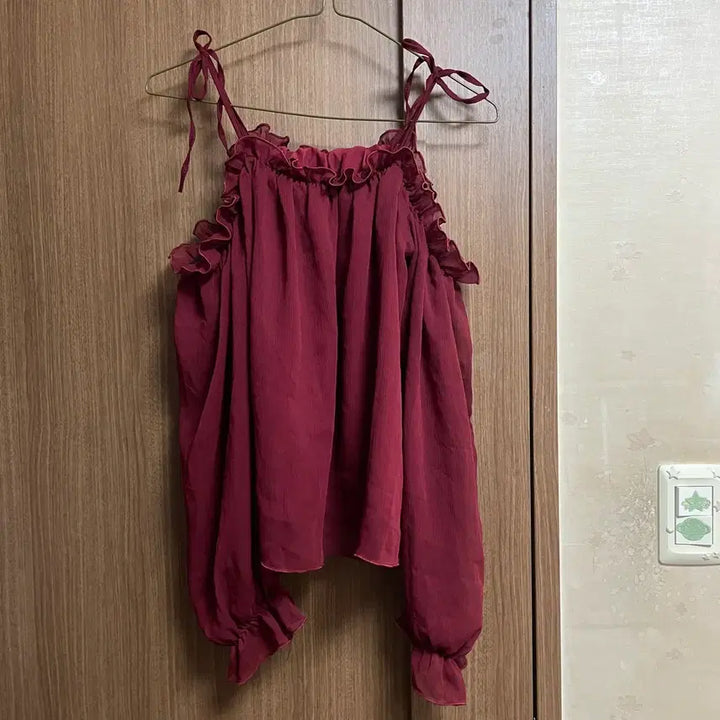[BUNJANG] Burgundy Red Ribbon Shirring Chiffon Off-Shoulder Blouse / 버건디 레드 리본 셔링 쉬폰 오프숄더 블라우스
