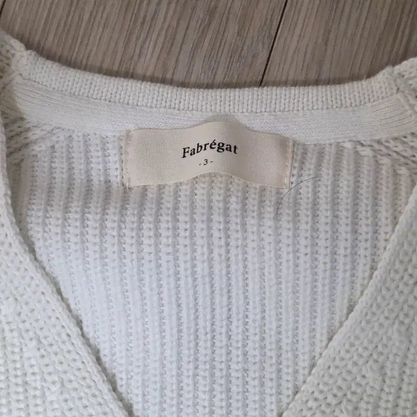 [BUNJANG] Fabrega V-Neck Knit Size 3 / 파브레가 브이넥니트 3사이즈