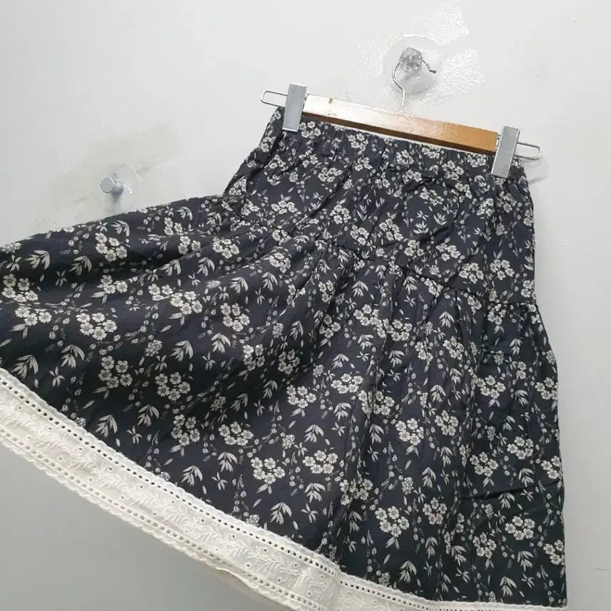 [BUNJANG] Floral Lace Detail Skirt / 꽃무늬 레이스 스커트