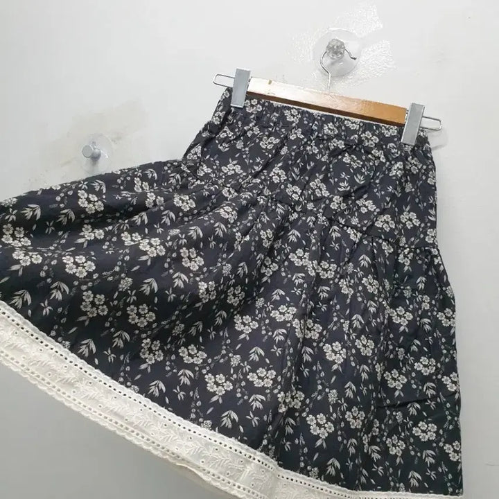 [BUNJANG] Floral Lace Detail Skirt / 꽃무늬 레이스 스커트