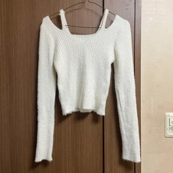 [BUNJANG] White Shoulder Slit Off-Shoulder Knit / 화이트 숄더 트임 오프숄더 니트