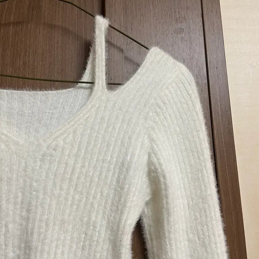 [BUNJANG] White Shoulder Slit Off-Shoulder Knit / 화이트 숄더 트임 오프숄더 니트