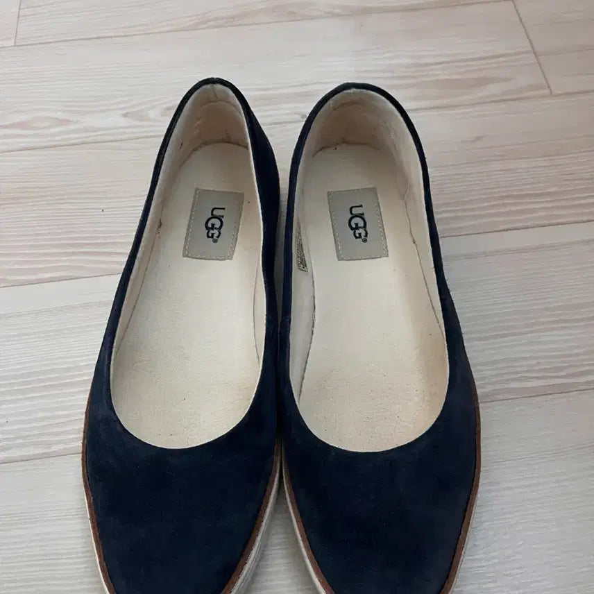 [BUNJANG] UGG Navy Flat Shoes (245mm) / UGG 어그 네이비 플랫 슈즈(245mm)