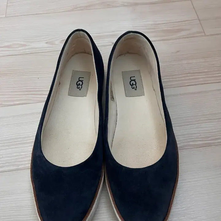 [BUNJANG] UGG Navy Flat Shoes (245mm) / UGG 어그 네이비 플랫 슈즈(245mm)