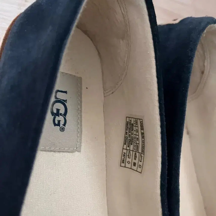 [BUNJANG] UGG Navy Flat Shoes (245mm) / UGG 어그 네이비 플랫 슈즈(245mm)