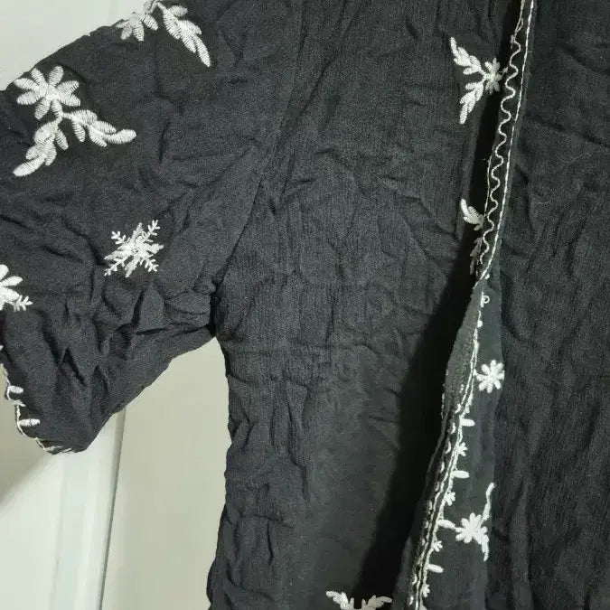 [BUNJANG] Black Embroidered Lace Cardigan / 블랙 자수 레이스 가디건