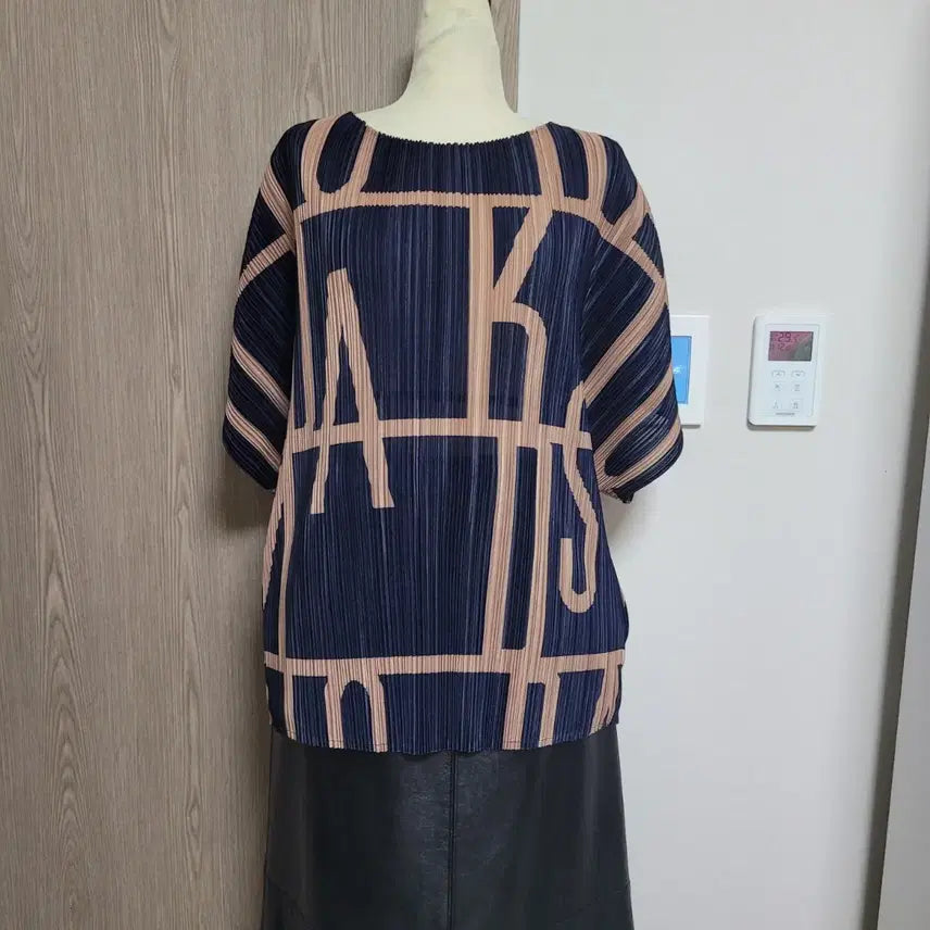 [BUNJANG] Daks Pleats Lettering Batwing Fit Blouse L / 닥스 플리츠 레터링 가오리핏 블라우스  L