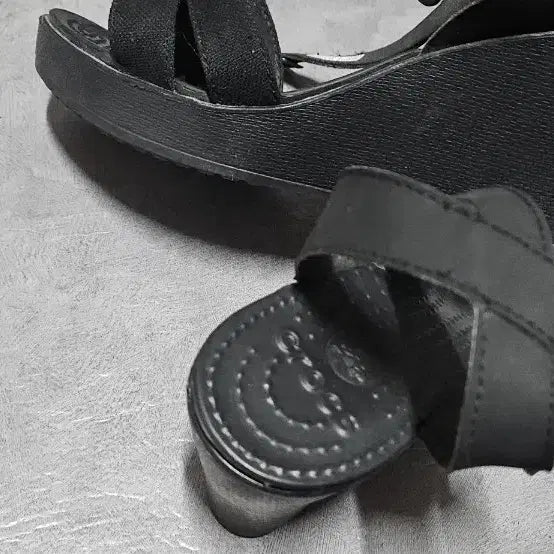 [BUNJANG] Crocs Black Wedge Sandals (W7) / 크록스 블랙 웨지 샌들W7