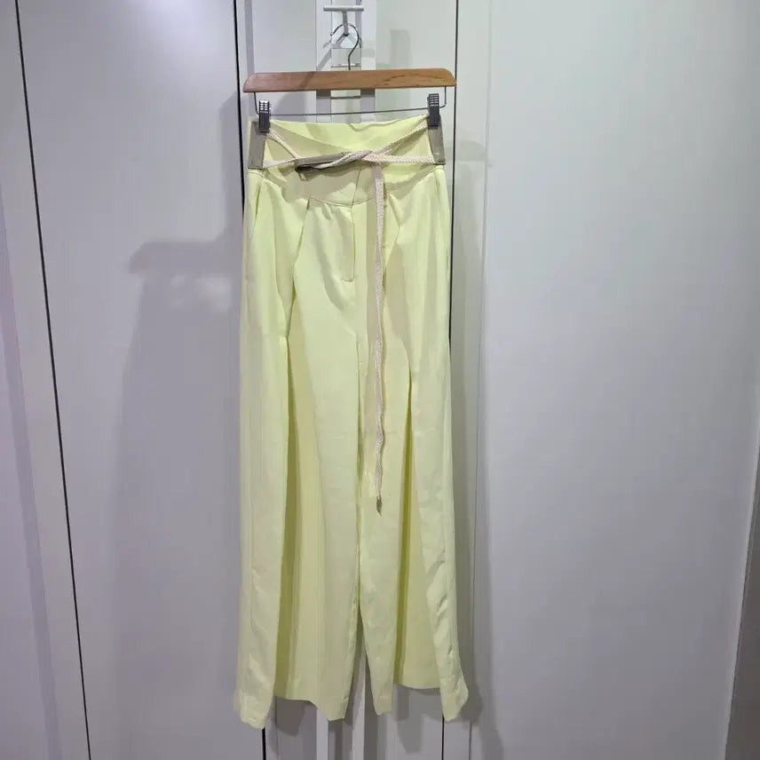 [BUNJANG] G.GARDEN Lemon Yellow Wide Belted Slacks / G.GARDEN 레몬색 와이드 벨트 슬랙스