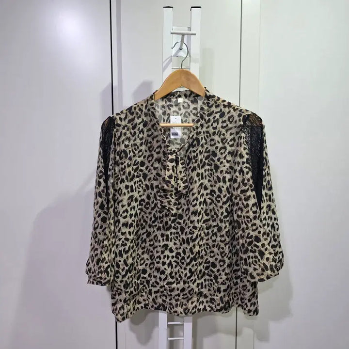 [BUNJANG] Leopard Print Blouse with Lace Sleeves / 레오파드 블라우스 레이스 소매