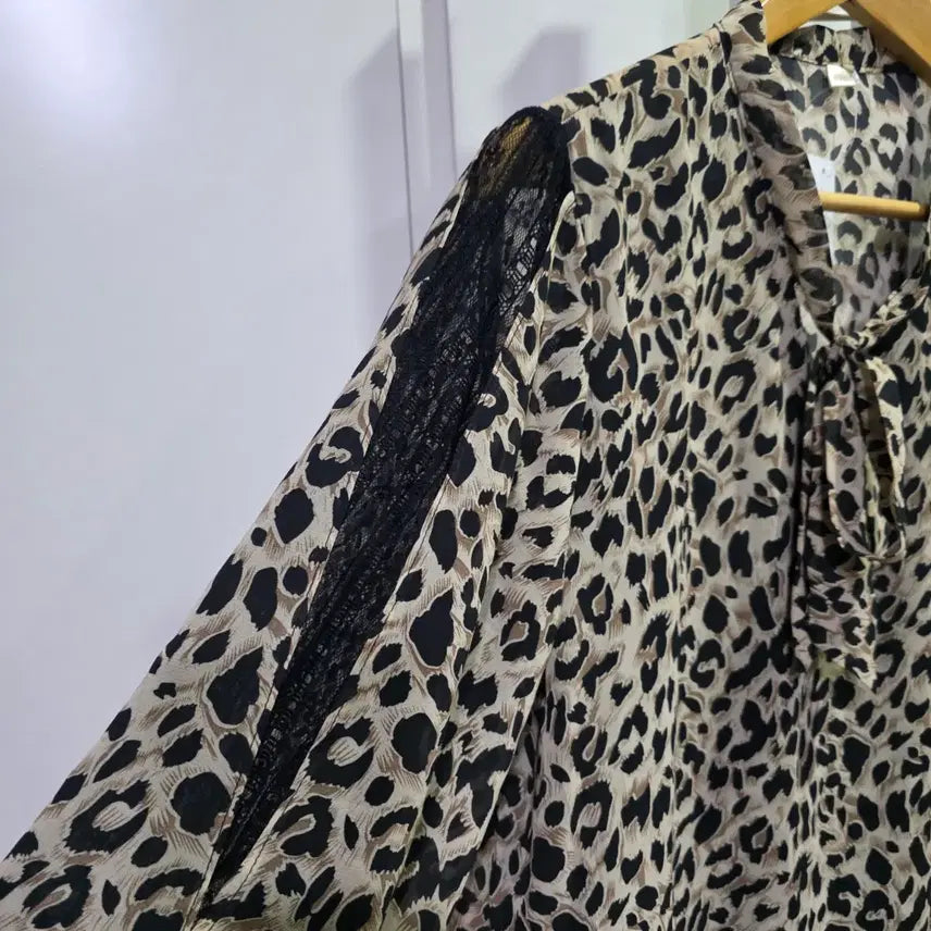 [BUNJANG] Leopard Print Blouse with Lace Sleeves / 레오파드 블라우스 레이스 소매