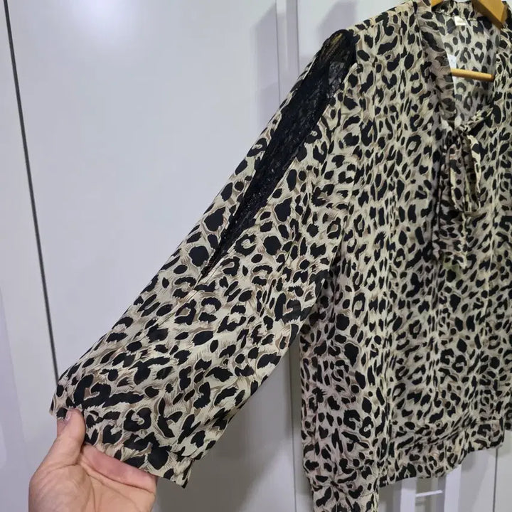 [BUNJANG] Leopard Print Blouse with Lace Sleeves / 레오파드 블라우스 레이스 소매