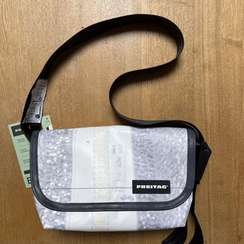 [BUNJANG] Freitag Hapao Hawaiian Print Messenger Bag / 프라이탁 하파오 전사 하와이파이브오