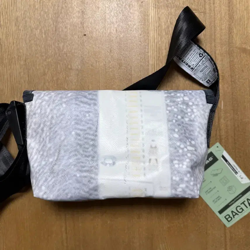 [BUNJANG] Freitag Hapao Hawaiian Print Messenger Bag / 프라이탁 하파오 전사 하와이파이브오