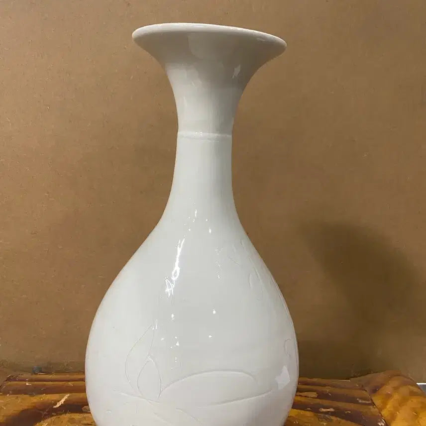 [BUNJANG] White Porcelain Trumpet Vase / 백자 도자기 나팔 주병