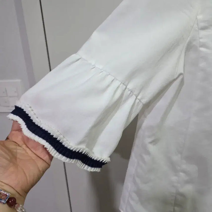 [BUNJANG] JISEN White Frill Sleeve Blouse / 지센 흰색 프릴 소매 블라우스