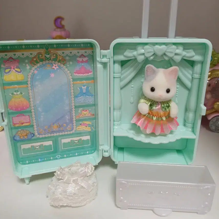 [BUNJANG] Sylvanian Families Latte Cat (Standing Baby) with Carrier and Cream Dress / 실바니안 라떼고양이 (직립아기)