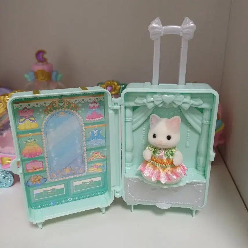 [BUNJANG] Sylvanian Families Latte Cat (Standing Baby) with Carrier and Cream Dress / 실바니안 라떼고양이 (직립아기)