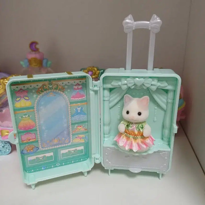 [BUNJANG] Sylvanian Families Latte Cat (Standing Baby) with Carrier and Cream Dress / 실바니안 라떼고양이 (직립아기)