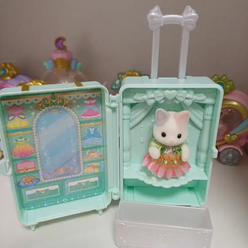 [BUNJANG] Sylvanian Families Latte Cat (Standing Baby) with Carrier and Cream Dress / 실바니안 라떼고양이 (직립아기)
