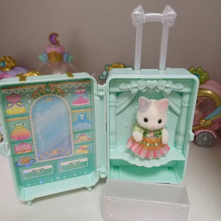 [BUNJANG] Sylvanian Families Latte Cat (Standing Baby) with Carrier and Cream Dress / 실바니안 라떼고양이 (직립아기)