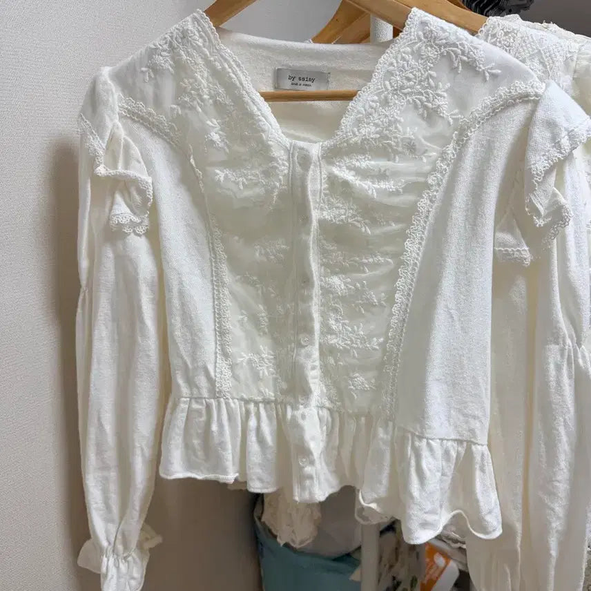 [SOLD OUT] 바이씨니블라우스
