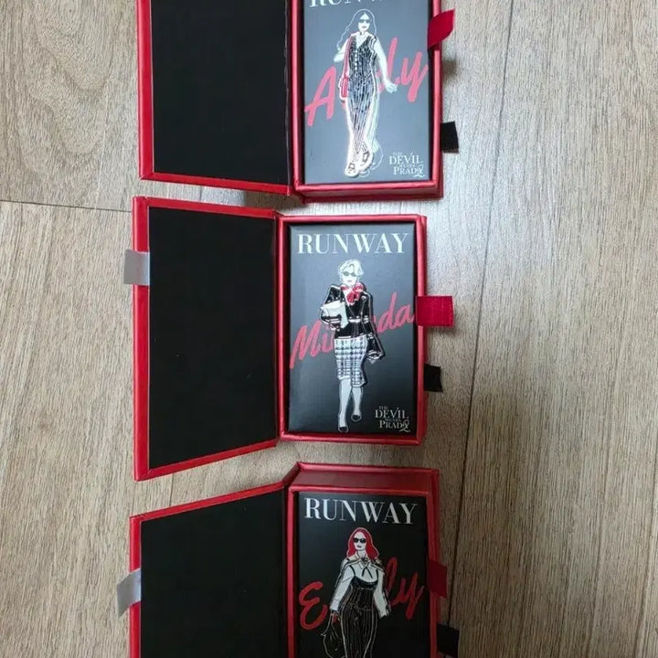 [BUNJANG] The Devil Wears Prada 2 Random Badge / 악마는프라다를입는다2 랜덤뱃지 3개 1셋