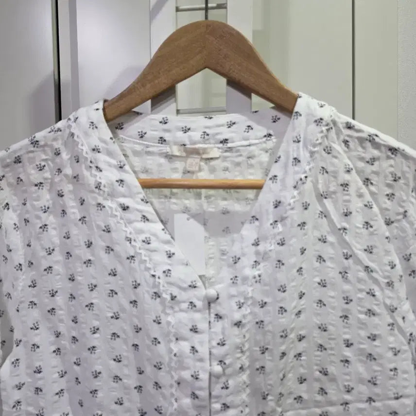 [BUNJANG] Plastic Island White Flower Blouse 7-Sleeve / 플라스틱아일랜드 화이트 플라워 블라우스 7부