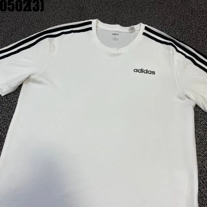 [BUNJANG] Adidas Three-Stripes White Short-Sleeve T-Shirt (L) / 아디다스 삼선 화이트 반팔 티셔츠l 0502