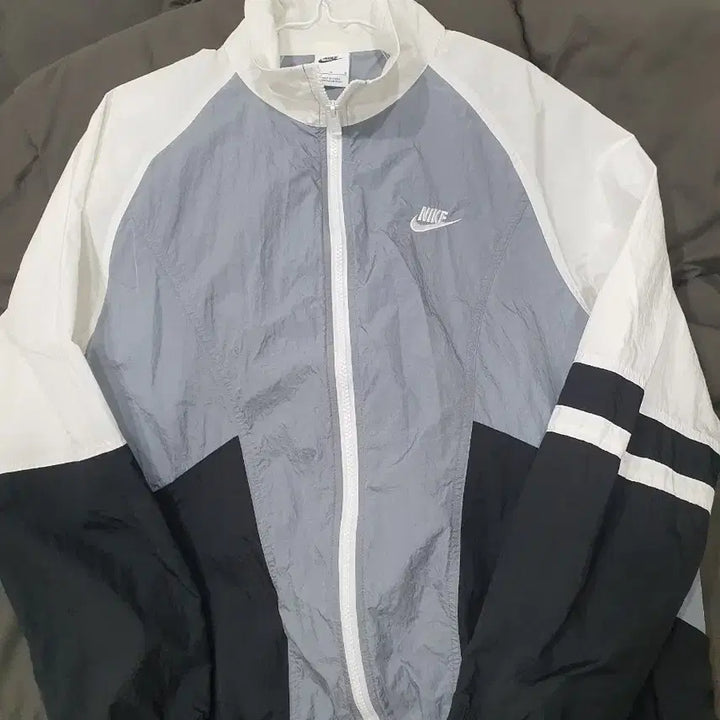 [BUNJANG] Nike Lightweight Woven Windbreaker Jacket / 나이키 경랑 우븐 윈드브레이커