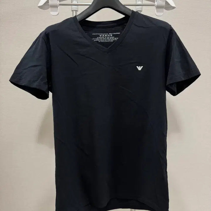 [BUNJANG] Emporio Armani Black V-Neck T-Shirt / 엠포리오 아르마니 블랙 V넥 반팔 티셔츠