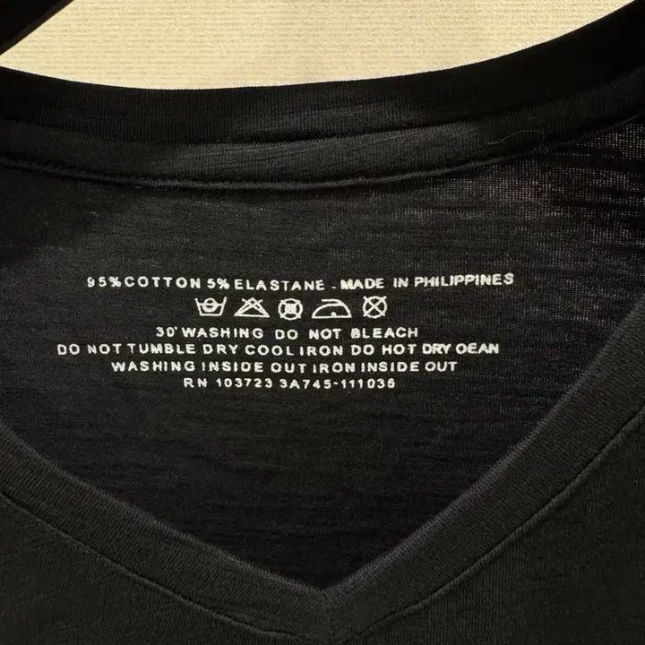 [BUNJANG] Emporio Armani Black V-Neck T-Shirt / 엠포리오 아르마니 블랙 V넥 반팔 티셔츠