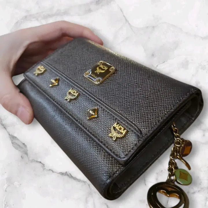 [BUNJANG] MCM Bifold Wallet and Charm Set / MCM 반지갑과 참장식 세트