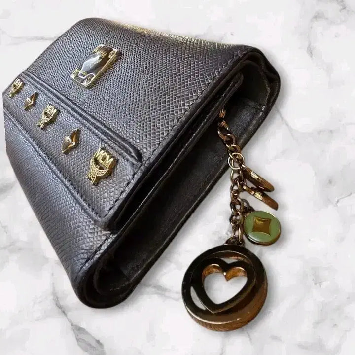 [BUNJANG] MCM Bifold Wallet and Charm Set / MCM 반지갑과 참장식 세트