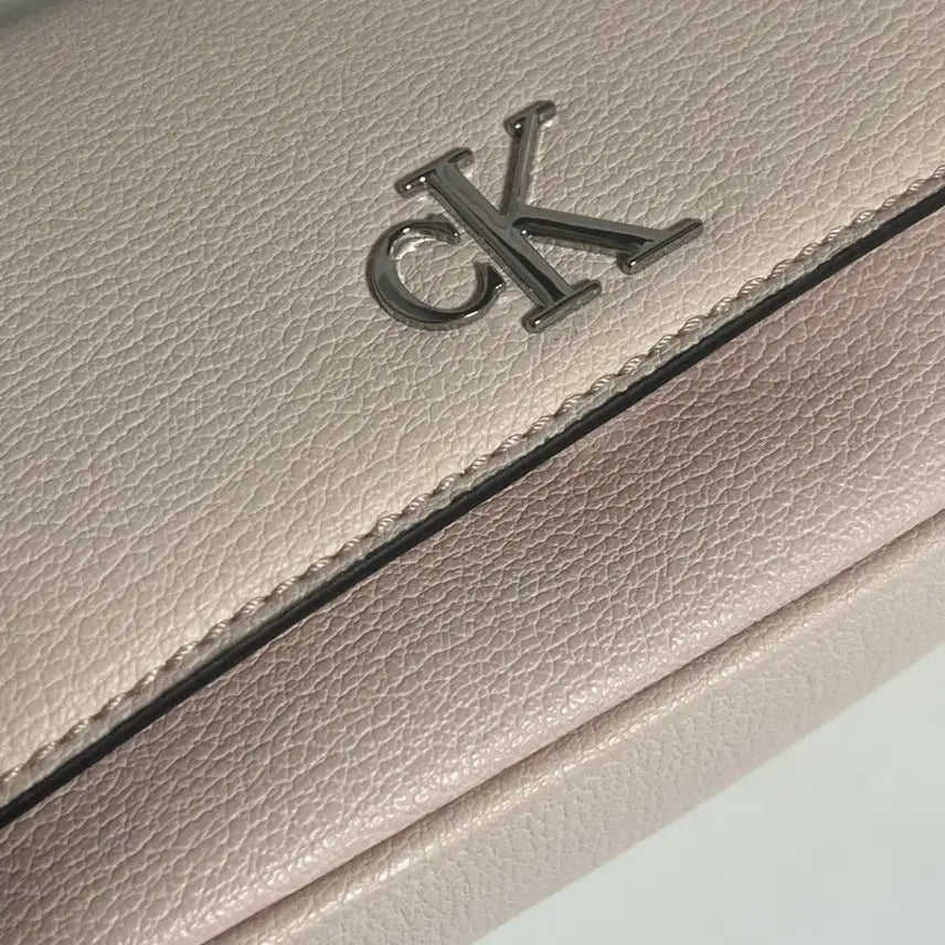 [BUNJANG] Calvin Klein Jeans CKJ Minimal Monogram Flap Shoulder Bag Pink Ivory / 캘빈클라인 가방 CKJ 미니멀 모노그램 플랩 숄더백 20 핑크아이보리