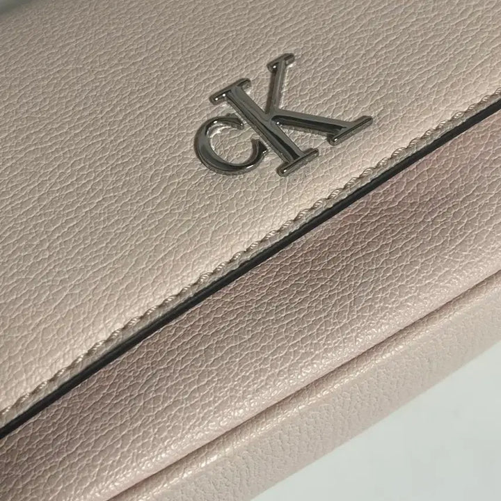 [BUNJANG] Calvin Klein Jeans CKJ Minimal Monogram Flap Shoulder Bag Pink Ivory / 캘빈클라인 가방 CKJ 미니멀 모노그램 플랩 숄더백 20 핑크아이보리