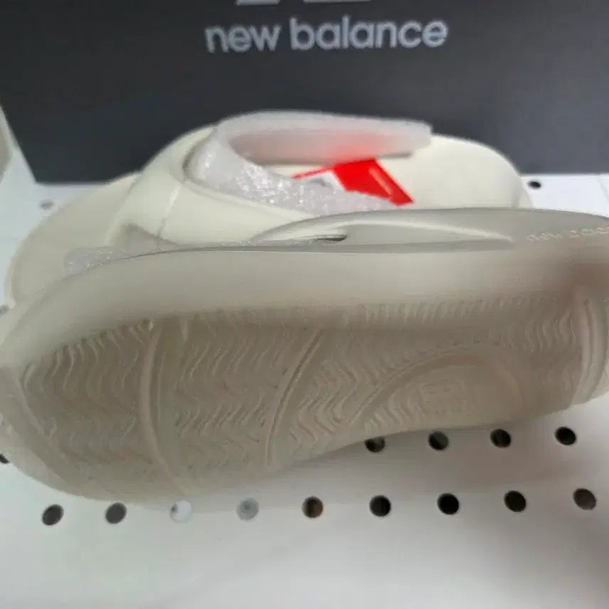 [BUNJANG] New Balance Flip Flops White SM Size / 뉴발란스 플립플랍 화이트 SM사이즈 새상품
