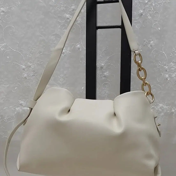 [BUNJANG] Hoje Shirred Leather Shoulder Bag with Gold Chain / 호제 숄더백