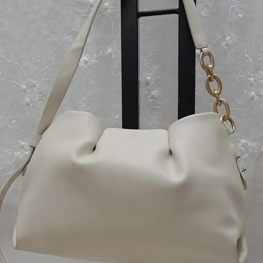 [BUNJANG] Hoje Shirred Leather Shoulder Bag with Gold Chain / 호제 숄더백