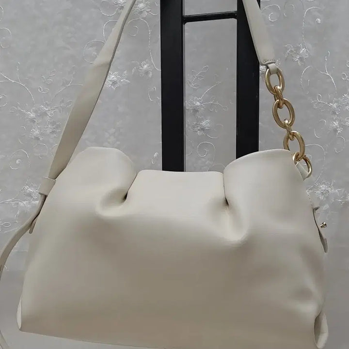 [BUNJANG] Hoje Shirred Leather Shoulder Bag with Gold Chain / 호제 숄더백