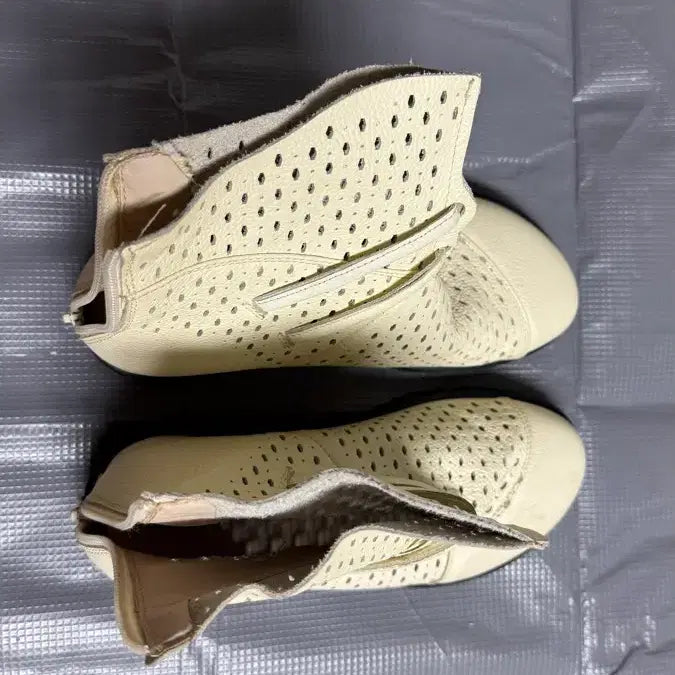 [BUNJANG] Ivory Perforated Wedge Heel Ankle Boots Size 235 / 아이보리 펀칭 웨지힐 앵클부츠 235 판매합니다.