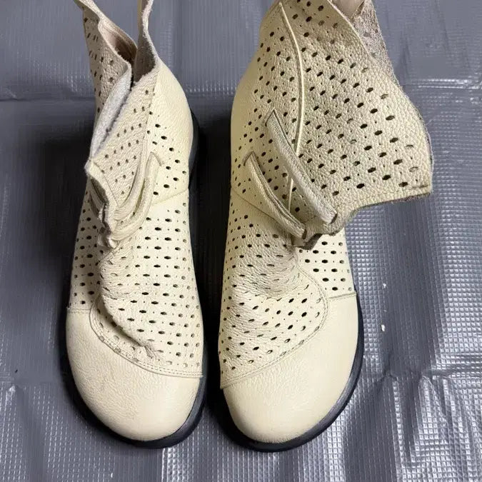 [BUNJANG] Ivory Perforated Wedge Heel Ankle Boots Size 235 / 아이보리 펀칭 웨지힐 앵클부츠 235 판매합니다.