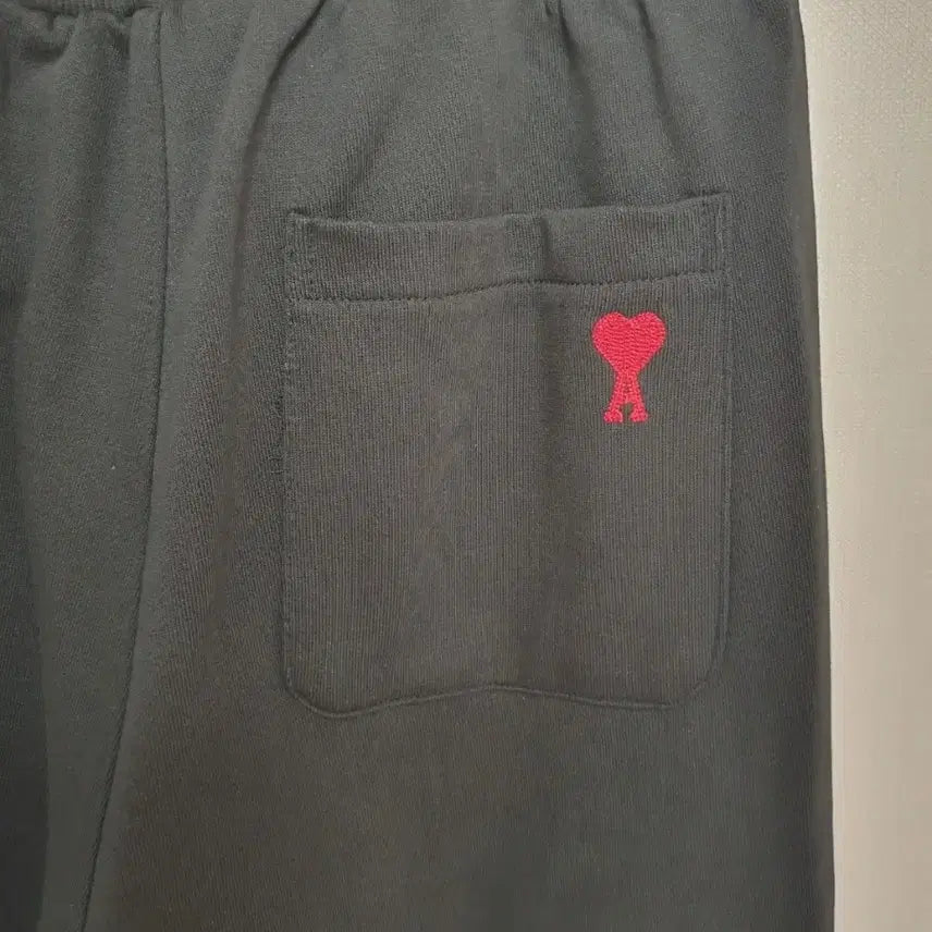 [BUNJANG] AMI Paris Small Heart Logo Sweatpants / 아미 스몰 하트 로고 트레이닝 바지/블랙