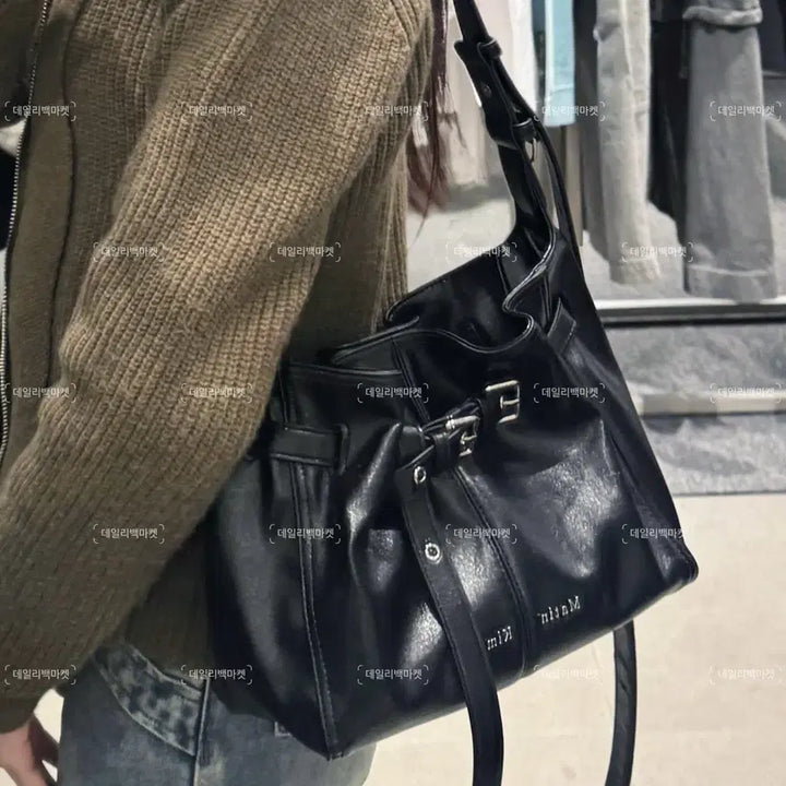 [BUNJANG] Matin Kim Belted Volun Small Bucket Bag Black / 마뗑 킴 벨티드 볼른 스몰 버킷 백 블랙