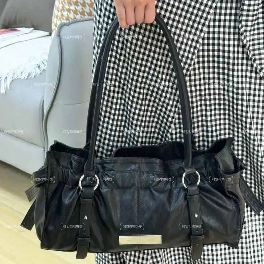 [BUNJANG] Matinkim Shearling Tie Buckle Shoulder Bag (Black) / 마뗑 킴  matin Kim 쉬어링 타이 버클 숄더 백 (블랙)