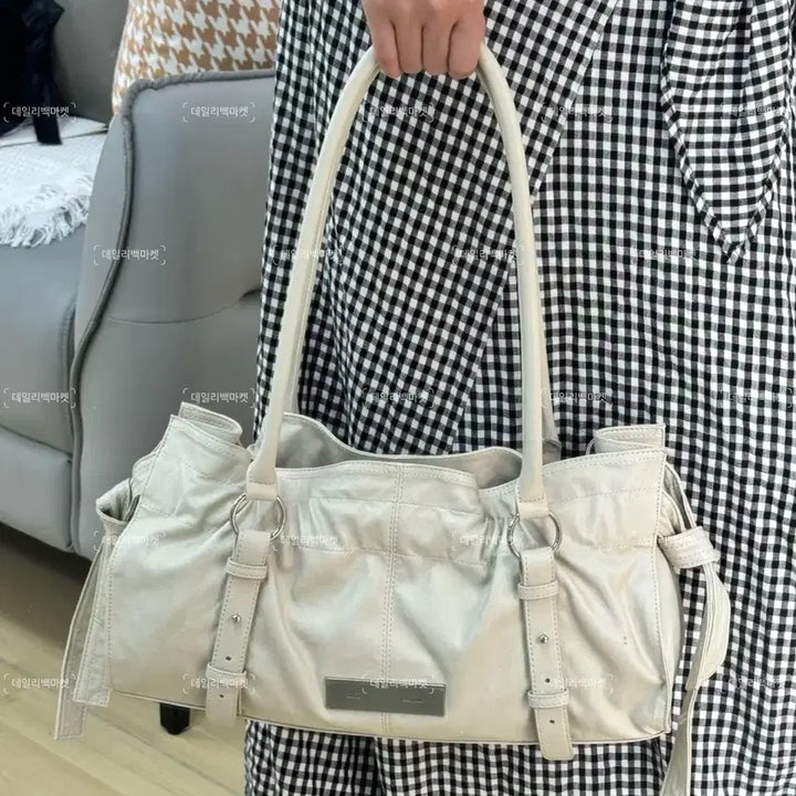 [BUNJANG] Matin Kim Shearling Tie Buckle Shoulder Bag (Beige) / 마뗑 킴 matin Kim 쉬어링 타이 버클 숄더 백 (베이지)