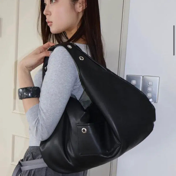 [BUNJANG] DEPC EYELET LEATHER BAG Black / DEPC 뎁크 가방 블랙 EYELET LEATHER BAG black