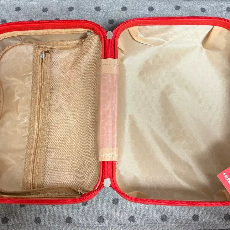 [BUNJANG] Hello Kitty New Travel Luggage Ready Bag / *새상품)헬로키티 캐리어 레디백 여행가방