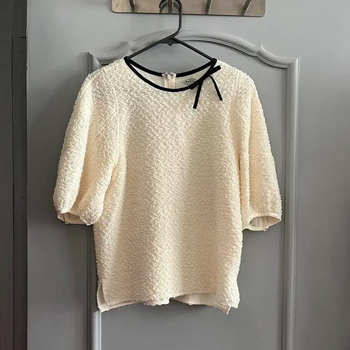 [BUNJANG] SJSJ 25ss Embossed Ribbon Half Sleeve Puff Top / 25년 SJSJ 엠보 리본 하프 슬리브 퍼프 탑 호칭 82-94-160